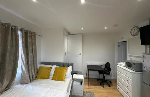 1st Studio Flat With full Private Toilet And Shower With its Own Kitchenette in Keedonwood Road Bromley A Fully Equipped Independent Studio Flat - Photo 1