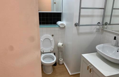 Cozy Entire Apartment with Free onsite Parking, 2-Min Walk to Barking Station - Foto 25