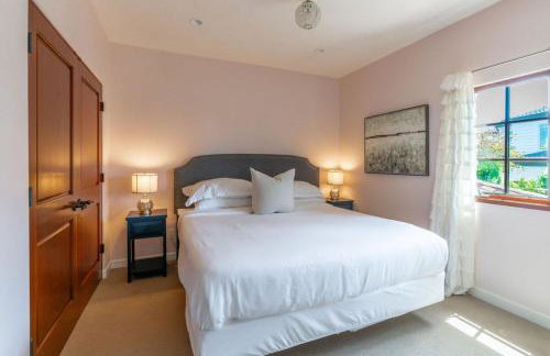 Mediterranean Beauty with Rooftop Deck and Views - Foto 42