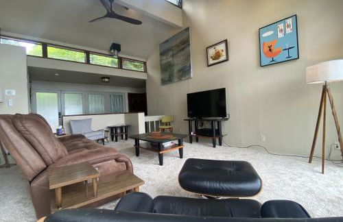 PNW MCM 155ft Private Waterfront Gem on Raft Island with Hot Tub - Foto 12