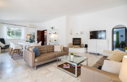 Traditional 3 bedroom villa with great pool in the heart of Vale do Lobo - Photo 23