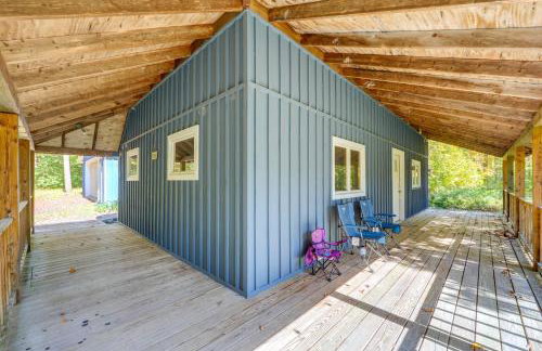 Love Shack Retreat Cabin with Deck and Yard! - Foto 23
