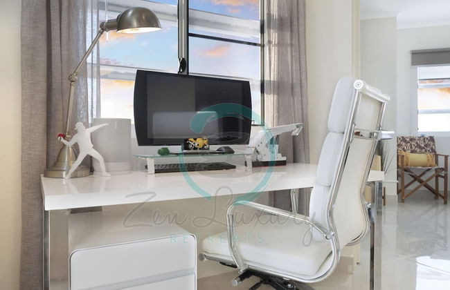 Lux Beachfront PH Office Pool Skyline Views - Foto 9