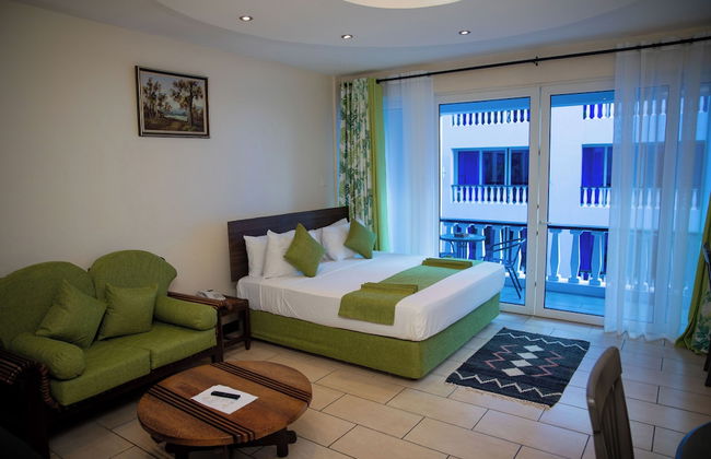 Cowrie Shell Beach Apartments - Photo 25