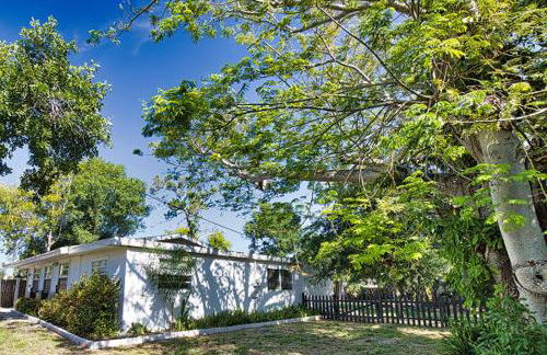 Pet Friendly & Firepit Minutes to Beach Sleeps 6 - Foto 17