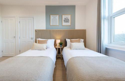 Spacious 2 Bedrooms House Near Leeds Centre, Free Parking, Ideal for Contractors & Long Stays - NordStay - Photo 7