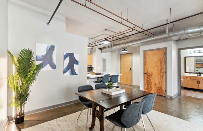 Spacious 2BR Downtown Retreat - Photo 41