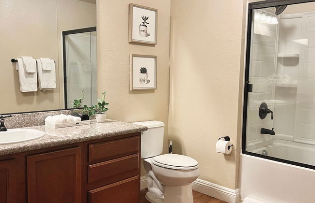 Relaxing 2-br Apt With Pool Hot Tub Gym - Photo 18