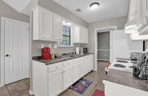 Glamorous 3BR 2BA house w/ large fenced backyard - Foto 14