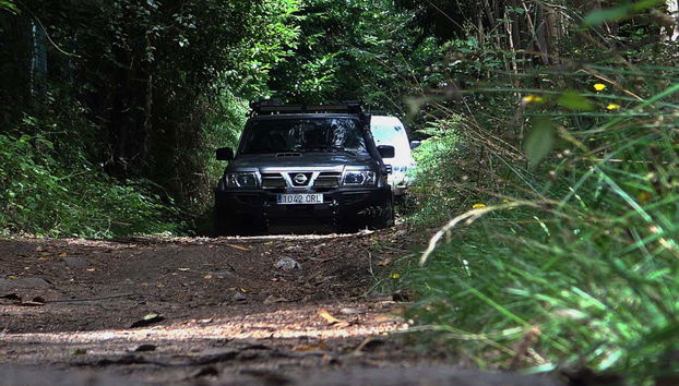 Il 4x4 su un sentiero boschivo in Galizia