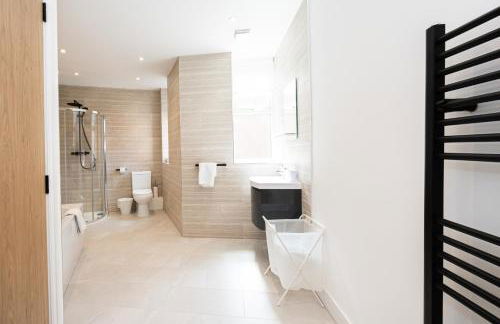 Stanway Apartments- Free Parking & Close To Tram Stop - Photo 6