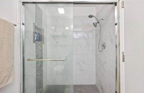 Modern Downtown Escape Sleeps 10 - Foto 16