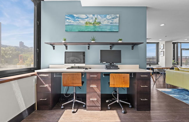 Sleek 2BR Downtown Retreat with Gym - Foto 41