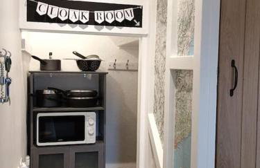 The Cobbles - Central, Parking, Netflix & Woodburner - Photo 7