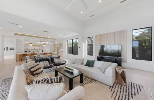 Barton Springs Luxe Heated Pool Spa Sleeps 16 - Photo 24