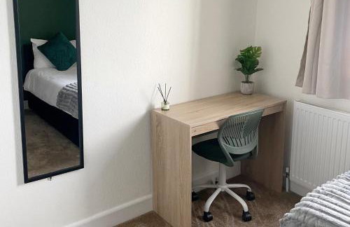 Business & Family Friendly 6 Bed Stay with Garden - Free Parking - Fast Wi-Fi and workspace - London & Essex Links - Photo 11