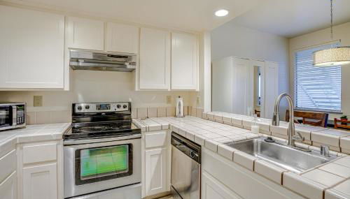 Stay and Play Bay Area Condo with Community Pool! - Foto 2
