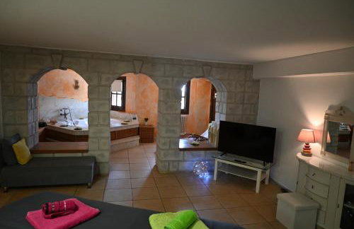 Tranquil Infinity Pool Getaway (private jacuzzi and steam bath, pool, garden, sea and city views) - Foto 43