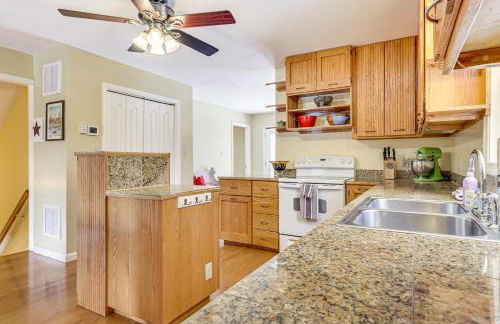 Family Home with Game Room and Decks in Etlan! - Foto 8