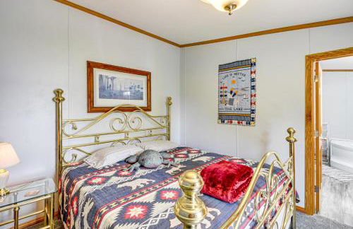 Waterfront Family Home with Yard on Portage Lake - Foto 12