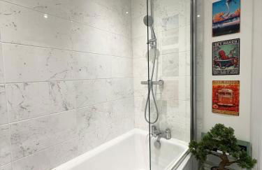 Deluxe 3 Bed new detached with a Super King bed - Photo 29