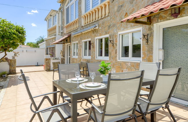 4 bedroom House in Castelló d'Empúries with private pool and garden - Photo 34