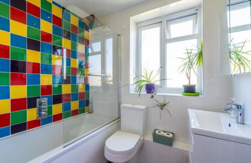 Cozy 4-Bed with Garden in Trendy Stoke Newington - Pass the Keys - Foto 15