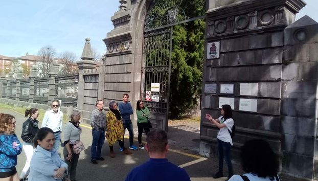 Groupe de touristes écoutant les explications du guide