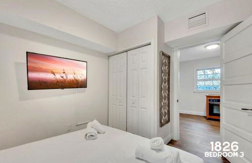 3 Home 12 bedroom compound with Pool and BBQ sleeps 24 - Foto 10