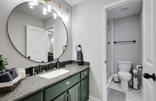 5-Bed 2-Bath with Pool & Backyard Retreat - Foto 22