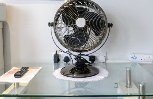 Modern and Stylish 1-Bedroom Guesthouse near M6 J10 Perfect for Business Stays & Couples Free Parking & Wi-Fi - Foto 17