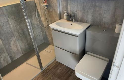 Modern 2BR Flat in Sale - Peaceful Stay in M33 - Great Transport Links - Photo 10