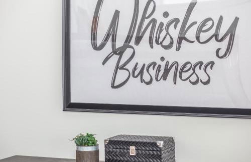 Jack Daniels House with Rooftop Golf, City views! 8min to Whiskey Row! Sleeps 10! - Foto 50