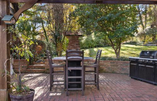 Stylish Mountain Retreat with Sunroom and Pergola - Foto 73