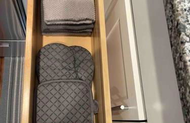 OTR, QUEEN Bed, 50in TV, Workspace, Near Lightrail - Foto 31