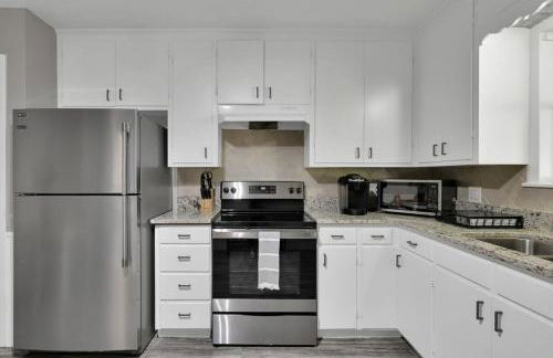 The Huge Home I Next 2 SHSU I Sleeps 16 I PingPong - Foto 12