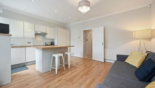 Entire 2 Bed First Floor Flat - Photo 2