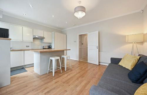 Entire 2 Bed First Floor Flat - Photo 2