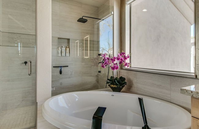 Fabulous 4-bdrm W/breathtaking Views & Pool! - Foto 13