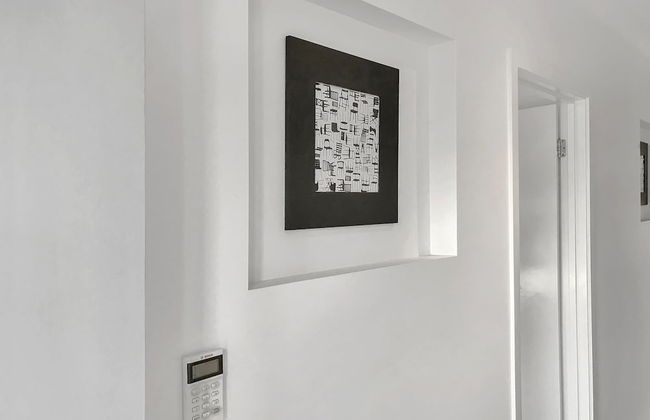 Sleek Stylish Modern Close to Airport - Foto 15