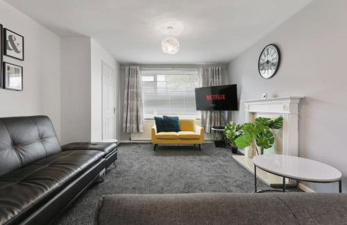 Superb 3 bed house, homely comforts close to supermarkets, with private parking on gated premise - Photo 14