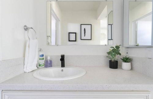 Modern 2BR Condo with King Bed & Balcony near LA - Foto 18