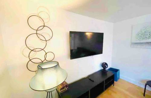 Front House 3 bedroom flat nice street, walk to BART, shops - Photo 2