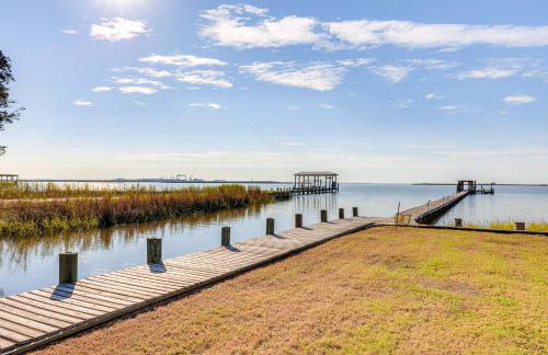 Waterfront Gulf Coast Home with Outdoor Oasis! - Foto 35