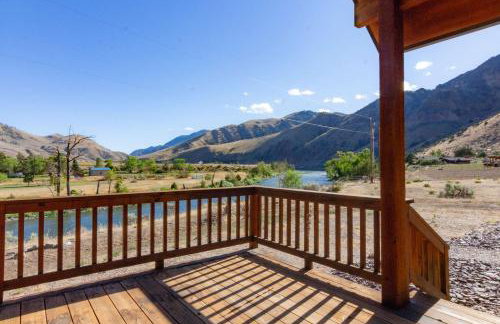 Stunning Salmon Riverfront Cabin - Foto 6