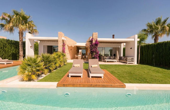 Stunning Villa With Modern Appliances - Photo 27