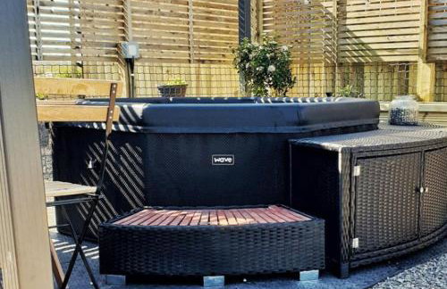 Rural Private Lodge - With Hot Tub - Outdoor Kitchen and Covered Lounge for Two - Foto 8