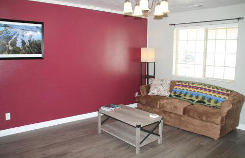 3 queen beds, 1 twin bed, 2 rooms, 1 and a half bath, self check-in, flexcation equipped - Foto 25