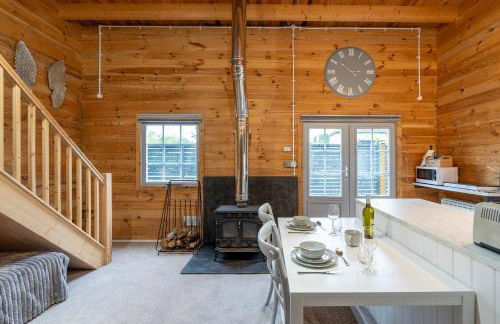 Walliswood Lodge - Wood Burner, Air Con & Wi-fi, Rural Retreat - Foto 15