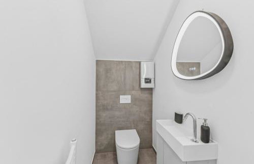 BAT Home Solutions Trierweiler - alles was ein Hotel nicht bietet - 5 Apartments 40 bis 120 qm für bis zu 29 Personen - 5-Raum-Apartment barrierefrei - 60 qm Balkon mit Blick bis Luxemburg - einzeln bis komplett buchbar - 3 Min zur A64 - Foto 21